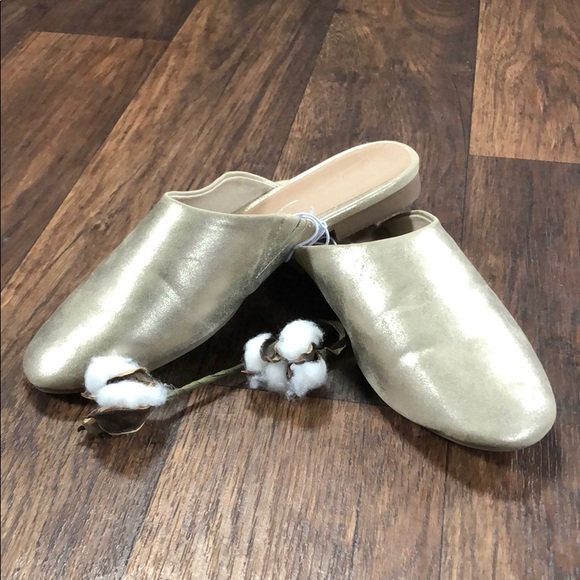 Universal Thread Shoes - NWT Gold mules